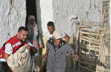 الهلال الأحمر المغربي  - توزيع الخيام و الافرشة و الاغطية و معدات الطهي على المتضررين